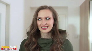 FAKEhub - Hottie catfished on tinder term however hes got a biggest 10-Pounder to creampie her - watch inward bawdy cleft