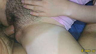Mi peque&ntilde_o vecino me folla en el piso con su peque&ntilde_o pene
