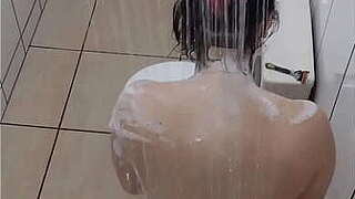Flagrei minha vizinha gostosa tomando banho, ela me viu e acabou fazendo um boquete them mim!!! V&Iacute_DEO COMPLETO NO XVIDEOS RED