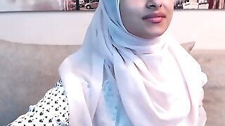 Fledgling Nice-looking Biggest Bum Arab Teenage Camgirl Posing In Obverse Of The Cam